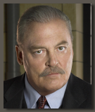 Stacy Keach (Directeur (Warden) Henry Pope